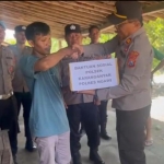 Kapolsek Karanganyar Iptu Supriyanto saat menyerahkan bantuan sembako kepada salah satu warga terdampak puting beliung.