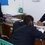 SO dan NTH, pasangan kumpul kebo saat diperiksa di Kantor Satpol PP Kota Kediri. (foto: ist.)