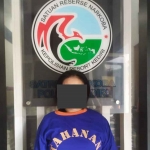 IS, seorang IRT yang ditangkap polisi karena diduga menyimpan dan mengedarkan sabu serta pil dobel L. Foto: Ist