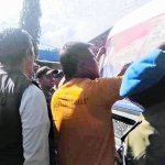 Petugas Bawaslu Kabupaten Pamekasan saat melakukan pencopotan APK yang ada di angkutan umum.