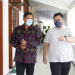 Bupati Kediri Hanindhito Himawan Pramana (kanan) saat berbincang dengan Wali Kota Kediri Abdullah Abu Bakar. foto: MUJI HARJITA/ BANGSAONLINE