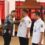 Wali Kota Kediri, Abdullah Abu Bakar, saat menyematkan PIN kepada Paulus Budi Luhur Prasetya selaku kepala dinas sosial sebagai perwakilan penerima Satya Lencana Karya Satya masa kerja 30 tahun. Foto: Ist