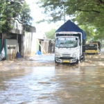 Kondisi Jalan Raya Kediri - Jombang yang terendam banjir akibat tanggul Sungai Konto jebol. Foto: Ist.