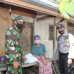 Suasana saat pembagian sembako kepada warga.