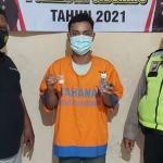 Pelaku pengedar sabu usai ditangkap Polsek Gedangan, Sidoarjo.