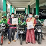 NU Care-LAZISNU Jatim membagikan ratusan paket sembako dan masker kepada driver ojek online (Ojol) di Kantor PWNU Jatim. foto: istimewa