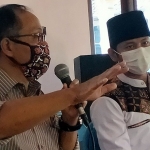 Dr. Ir. Mulyadi WR, M.MT., dan Moch. Nur Arifin saat memberikan pembekalan pada Relawan Putih di kediaman Mulyadi di Desa Nglongsor, Kecamatan Tugu, Kabupaten Trenggalek. (foto: HERMAN/ BANGSAONLINE)