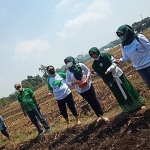 Ning Lia bersama Ning Mila saat penaburan bibit jagung. (foto: ist)