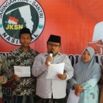 Wakil Ketua JKSN Pusat KH. Muclis Muchsin membacakan delapan rekomendasi terkait berita hoax, didampingi Ketua JKSN Bangkalan, Sampang, Pamekasan, dan Sumenep.