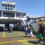 Suasana penumpang ketika berada di Pelabuhan Ketapang, Banyuwangi.