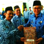 Bupati Pamekasan Baddrut Tamam saat mengukuhkan 107 Kepala Sekolah di wilayah Kabupaten Pamekasan.
