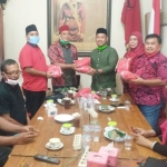 Ketua DPRD Gresik, Fandi Akhmad Yani (tengah 2 dari kanan) ketika silaturrahim sekaligus menyerahkan 1.000 masker kepada Ketua PDIP Gresik Mujid Riduan, Sabtu (18/4). foto: SYUHUD/ BANGSAONLINE