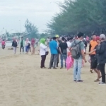 Komunitas Lingkungan Hidup (LH) dan Satuan tugas seluruh Organisasi Peranhkat Daerah (OPD) di Kabupaten Pamekasan mengadakan bersih-bersih simpatik di Pantai Jumiang.