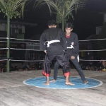 Dua pendekar pencak silat Desa Bedanten saat adu tangkas. Foto: SYUHUD/ BANGSAONLINE