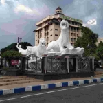 Patung singa di Alun-alun ponorogo. Foto: Salsawisata