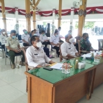 Bupati bersama sekda, didampingi dandim dan kapolres saat mengikuti evaluasi PPKM Mikro secara virtual.