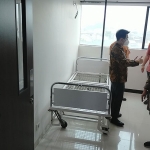 Plt. Wali Kota Surabaya Whisnu Sakti Buana bersama Kepala Dinas Kesehatan Surabaya Febria Rachmanita meninjau langsung kesiapan operasional rumah sakit Covid-19 di Mal Cito. (foto: ist)