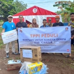 Penyerahan bantuan kepada warga terdampak gempa di Kabupaten Cianjur oleh TPPI Tuban di camp pengungsian, Kamis (1/12/2022).