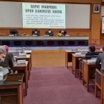 Jumanto saat membacakan laporan badan anggaran dan pengambilan keputusan terhadap RPJMD 2021-2026. foto: SYUHUD/ BANGSAONLINE