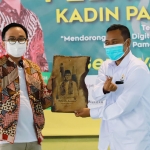 Bupati Pamekasan Baddrut Tamam melantik Ketua dan Pengurus Kadin Kabupaten Pamekasan periode 2021-2026.