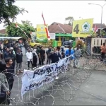 PMII saat menggelar demo di DPRD Jember. Foto: Ist