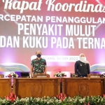 Gubernur Jawa Timur Khofifah Indar Parawansa bersama jajaran Forkopimda Jatim kembali menggelar Rapat Kordinasi (Rakor) Percepatan Penanggulangan Penyakit Mulut dan Kuku (PMK) pada hewan ternak, di Ballroom Hotel Grand Mercure Kota Malang, Senin (30/5/2022).