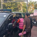 Petugas Kejari Lamongan saat menggelandang tersangka AM untuk dijebloskan ke tahanan.