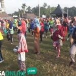 Warga Jombang senam gayung di Alun-Alun Jombang. foto: RONY S/BANGSAONLINE