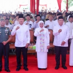 Gubernur Khofifah saat menghadiri prosesi Wisuda Tahfidz Alquran Gerakan Lamongan Menghafal 2024.