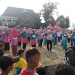 Para ibu-ibu saat mengikuti senam massal Festival SCTV ke-29 di Lapangan Desa Sambonggede, Kecamatan Merakurak.