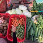 Konsumen saat berbelanja di salah satu pasar di Surabaya. Foto: Sulthon/Bangsaonline.