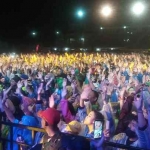 Penonton antusias mengikuti konser Denny Caknan di Stadion Wilis Kota Madiun. (Foto : HENDRO SUHARTONO/ BANGSAONLINE)