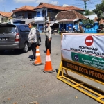 Wakil Wali Kota Probolinggo, HMS Subri saat mengecek langsung pintu masuk atau check point yang sudah dipersiapkan Pemkot Probolinggo bersama TNI dan Polri.