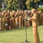 Wali Kota Kediri Vinanda Prameswati saat memberi sambutan pada apele pagi di halaman Balai kota Kediri. (Ist).