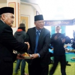 Plt Kadindik Pudiyanto saat menyerahkan potongan tumpeng kepada Bupati Malang Rendra Kresna.