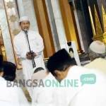 Bupati Jombang, Nyono Suharli Wihandoko saat memberikan kultum dalam launching gerakan salat subuh berjamaah di Masjid Baitul Mukminin Alun-Alun setempat, Kamis (10/11) pagi. Foto: RONY S/BANGSAONLINE.