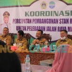 Bupati Gresik, Fandi Akhmad Yani, saat bersama sejumlah pejabat saat bertemu pengusaha di Manyar. Foto: BANGSAONLINE