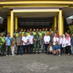 Komandan Kodim 0817 Gresik Letkol. Inf. Ahmad Saleh Rahanar bersama babinsa, KWG, kades, dan camat saat turun di Desa Domas, Menganti, Rabu (24/5/2023) kemarin. Foto: Ist.