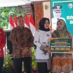 Untuk percepatan pembangunan Mojokerto, Bupati Ikfina bagikan BK Desa Rp 71,2 miliar. 
