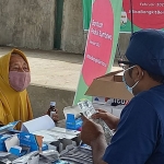 Indosat memberikan bantuan kepada warga terdampak. (foto: ist)