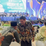 Wali Kota Kediri Abdullah Abu Bakar menghadiri acara Wisuda Universitas Nusantara PGRI Kediri dan menyempatkan untuk mengalami undangan yang hadir. Foto: Ist. 