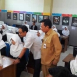 Wagub Jatim Saifullah Yusuf didampingi Bupati Gresik Sambari Halim Radianto saat sidak UNBK di SMA NU 1 Gresik. foto: syuhud/ bangsaonline