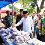 Wabup Pasuruan, Shobih Asrori didampingi Kanit Ekonomi Polres Pasuruan saat mengecek GPM.