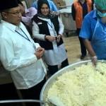 Menteri Agama, Lukman Hakim Saifuddin saat meninjau pengolahan katering untuk jemaah haji Indonesia. foto: detikcom