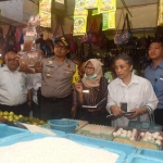 TPID saat melakukan sidak ke sejumlah pasar tradisional di Kota Kediri untuk memantau harga beberapa komoditas. foto: ARIF K/ BANGSAONLINE