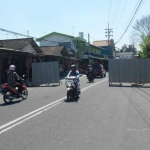 alan di depan Makam Bung Karno yang akan dijadikan City Walk mulai ditutup seng. foto: AKINA/ BANGSAONLINE