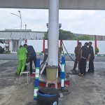 Polresta Sidoarjo bersama UPT Metrologi Legal dan PT Pertamina Patra Niaga Rayon 3, saat menggelar pengecekan di SPBU di wilayah setempat, Rabu (3/4/2024).