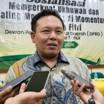 Anggota DPRD Jawa Timur, M Hadi Setiawan saat memberi keterangan kepada wartawan. Foto: Muji Harjita/BANGSAONLINE