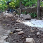 Kondisi proyek box culvert di Dusun Srembi Desa Kembangan, Kecamatan Kebomas, yang ditelantarkan kontraktor. foto: SYUHUD/ BANGSAONLINE