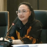 Calon Ketua Umum Kormi Kabupaten Kediri, Erina Annisa Hanindhito, saat memimpin rapat calon Pengurus di Ruang Pemenang, Pemkab Kediri. Foto: Muji Harjita/BANGSAONLINE.com.